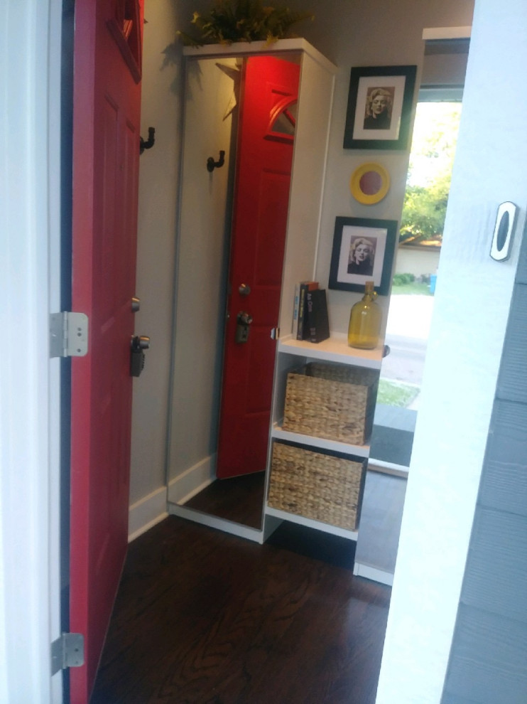 Transitional entryway photo in Chicago