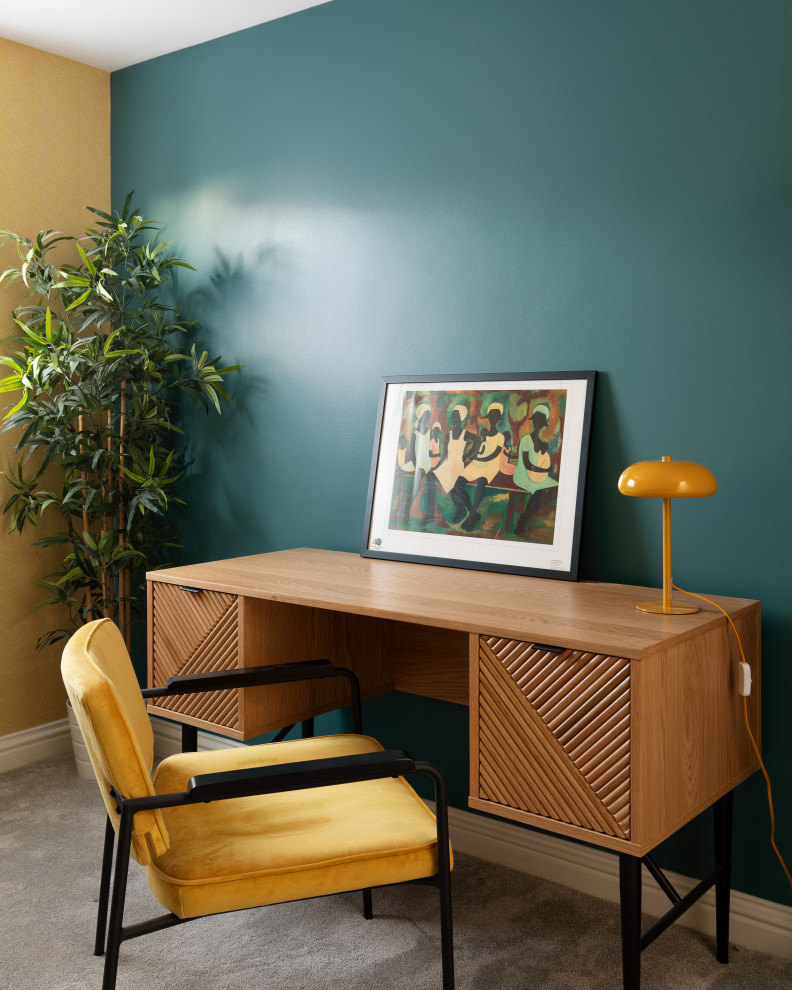 Idee per un ufficio di medie dimensioni con pareti multicolore, moquette, scrivania autoportante, pavimento grigio e carta da parati