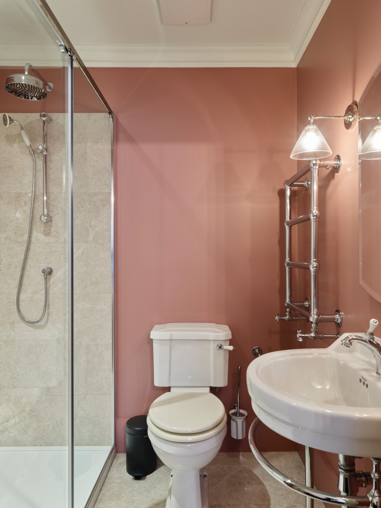 Aménagement d'une petite salle d'eau victorienne avec un espace douche bain, WC séparés, un mur rouge, un sol en travertin, un lavabo suspendu, un sol beige, une cabine de douche à porte coulissante et meuble simple vasque.