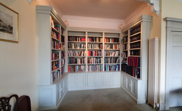 Sitting Room Library Bookcase (fully painted) klassisk-vardagsrum
