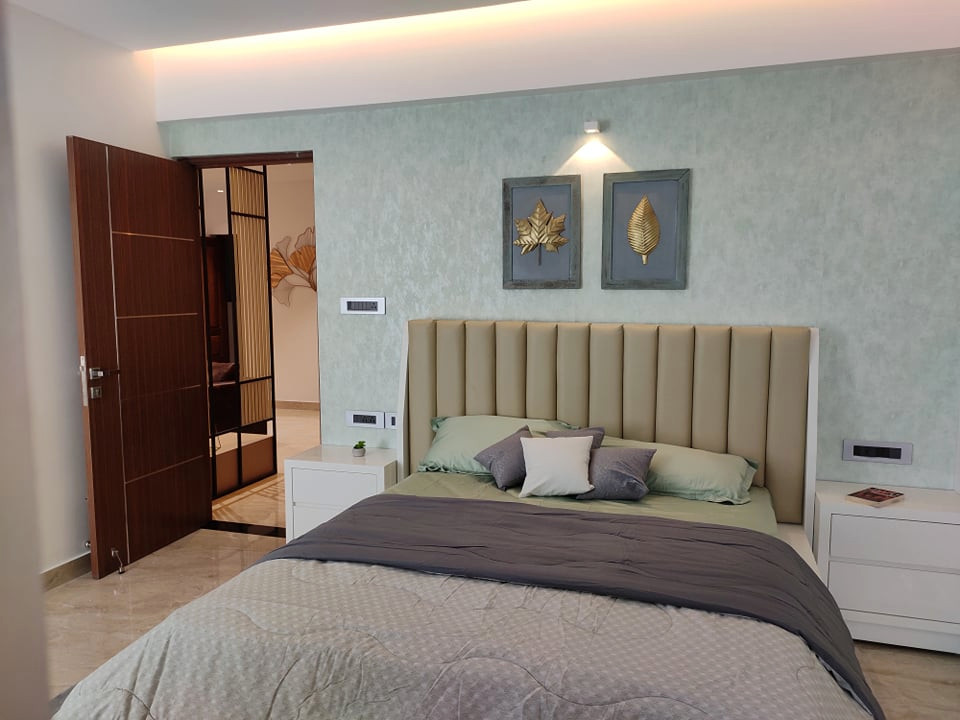 Modelo de dormitorio principal minimalista con paredes grises, suelo de mármol y suelo gris