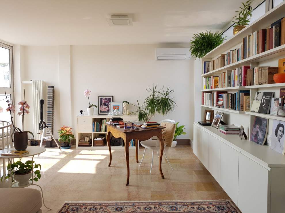Exemple d'un très grand bureau moderne avec une bibliothèque ou un coin lecture, un mur blanc, un sol en marbre et un bureau indépendant.