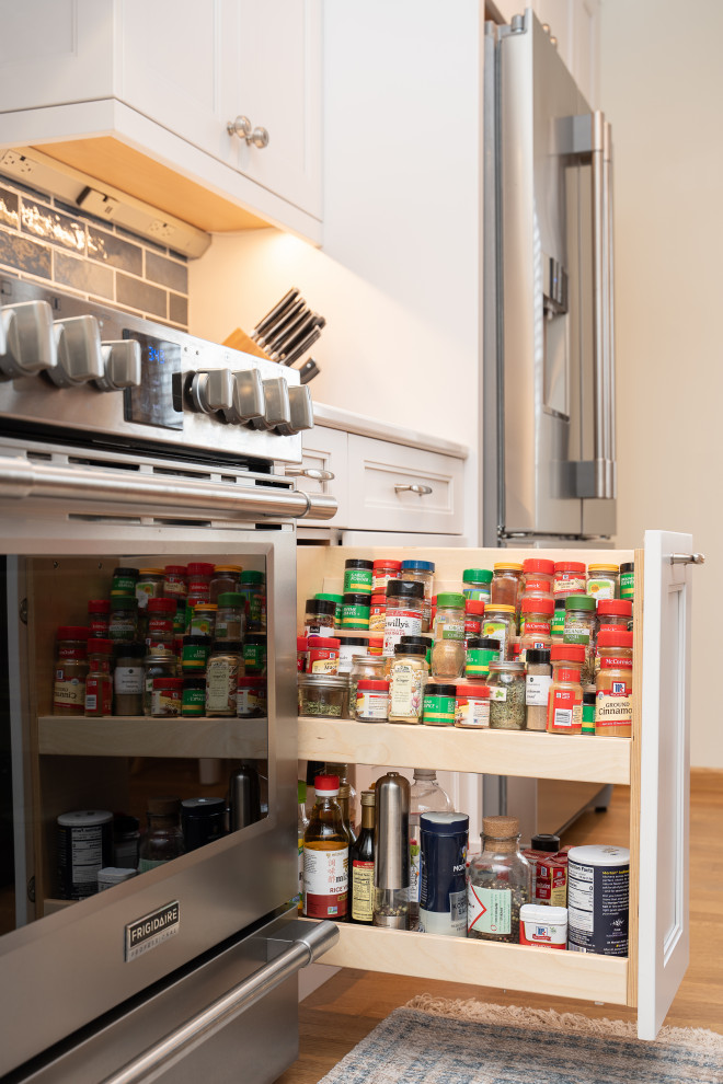Kitchen - transitional kitchen idea in Minneapolis