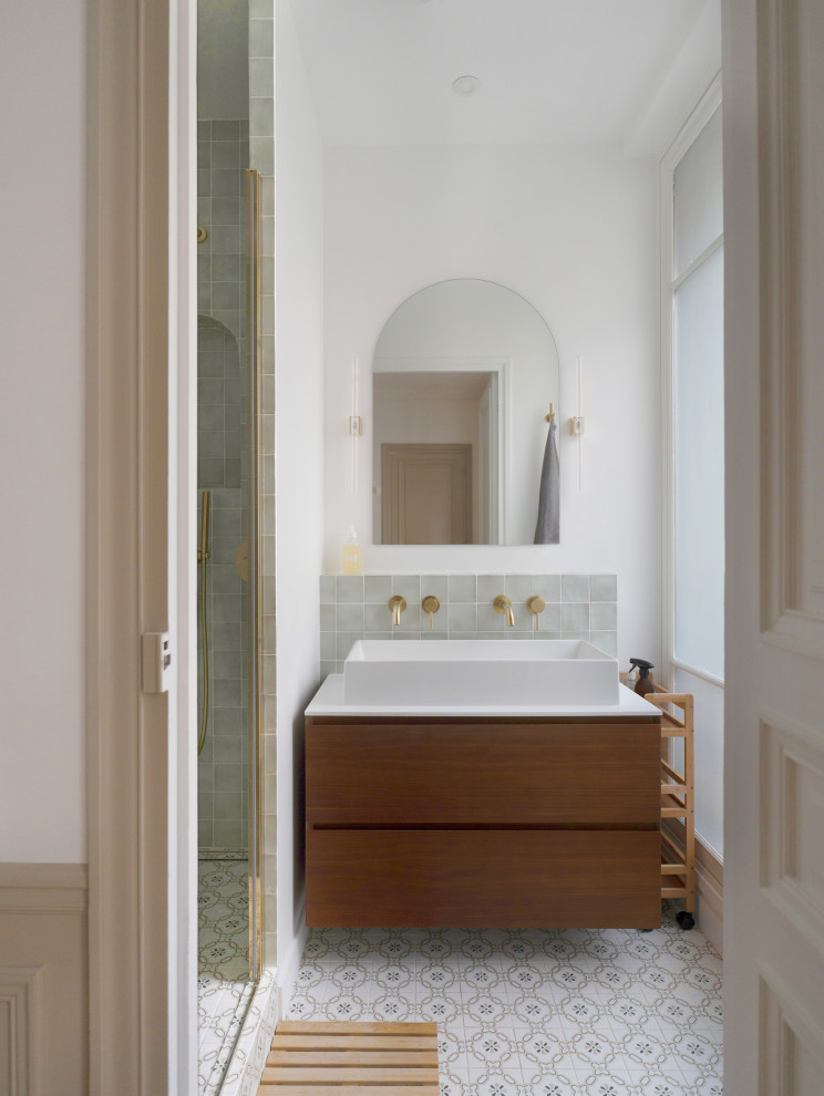 Idées déco pour une salle de bain beige et blanche avec des portes de placard marrons, un carrelage vert, meuble simple vasque et meuble-lavabo suspendu.