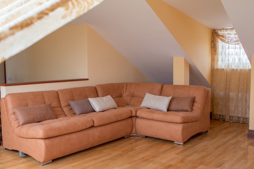 Inspiration pour une grande salle de séjour traditionnelle ouverte avec une salle de musique, un mur rose, un sol en bois brun, un sol beige et un plafond décaissé.