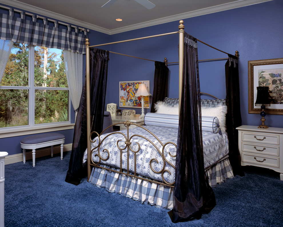 Inspiration for a traditional kids' room for girls in Orlando with blue walls and carpet.