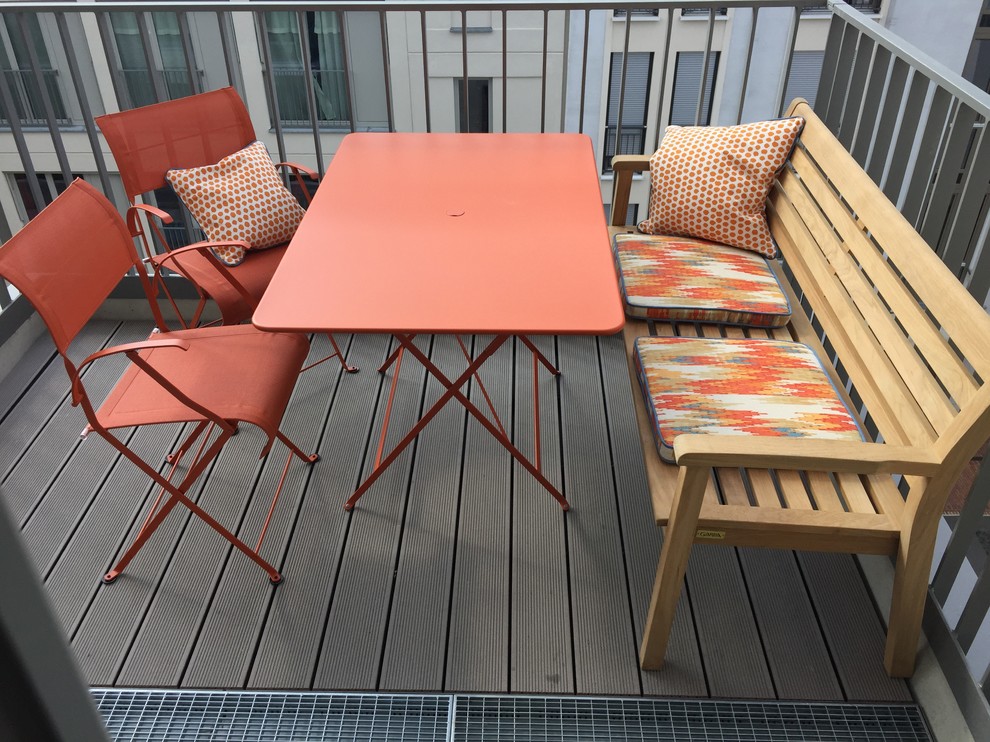 Kleiner, Unbedeckter Moderner Balkon in Berlin