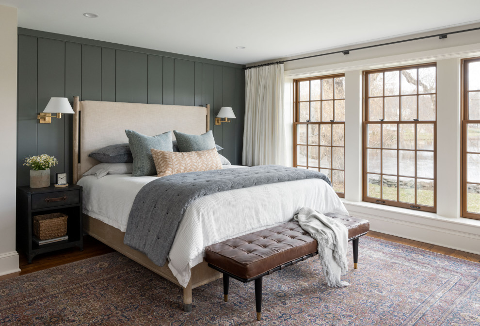 Свежая идея для дизайна: хозяйская спальня в морском стиле с серыми стенами и панелями на части стены - отличное фото интерьера