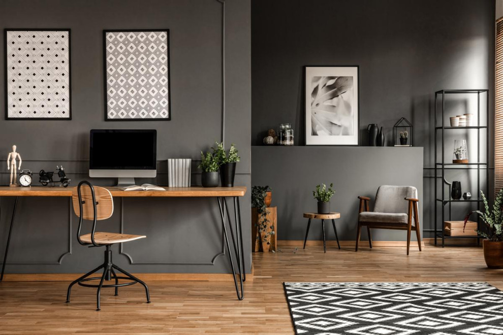 Источник вдохновения для домашнего уюта: огромное рабочее место в стиле модернизм с черными стенами, мраморным полом, печью-буржуйкой, встроенным рабочим столом, коричневым полом и потолком с обоями