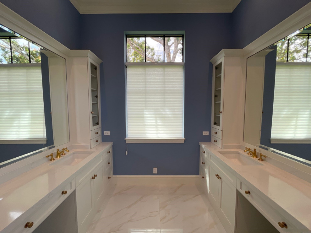 Immagine di una stanza da bagno con ante in stile shaker, vasca freestanding, pareti blu, pavimento in gres porcellanato, lavabo sottopiano, pavimento bianco e top bianco