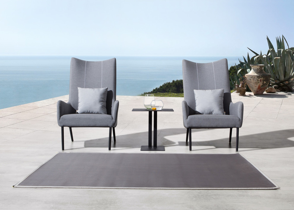 Design ideas for a small contemporary patio in Sydney.