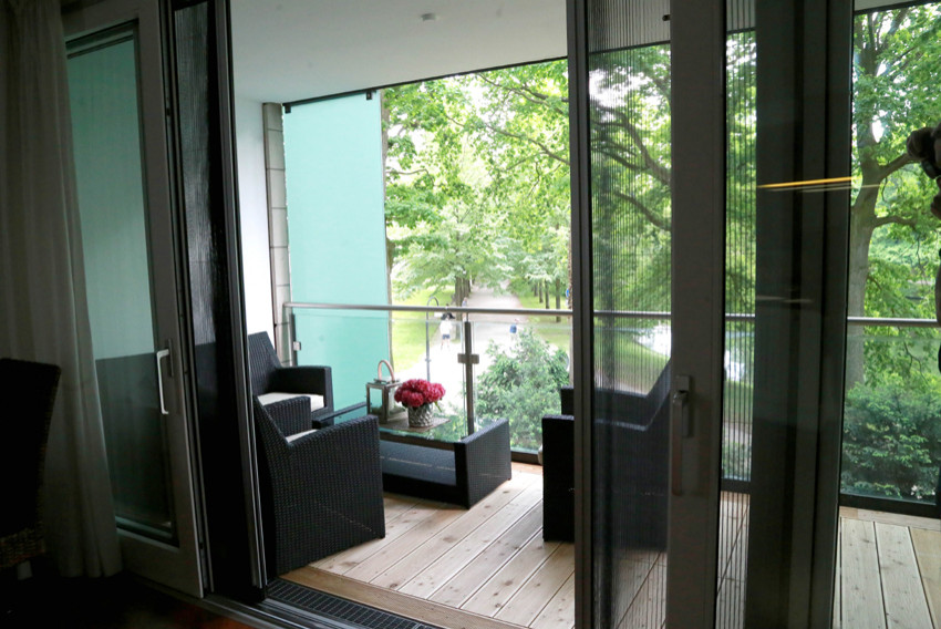 Свежая идея для дизайна: балкон и лоджия в стиле фьюжн - отличное фото интерьера