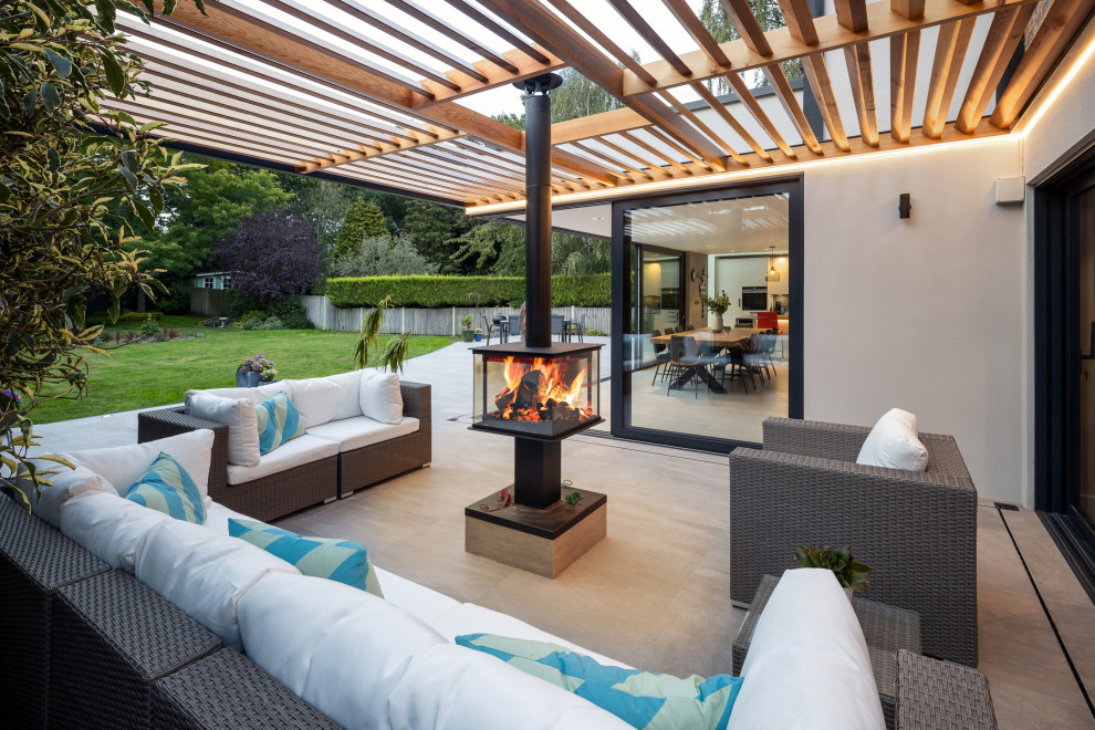 Inspiration for a contemporary deck in Surrey.