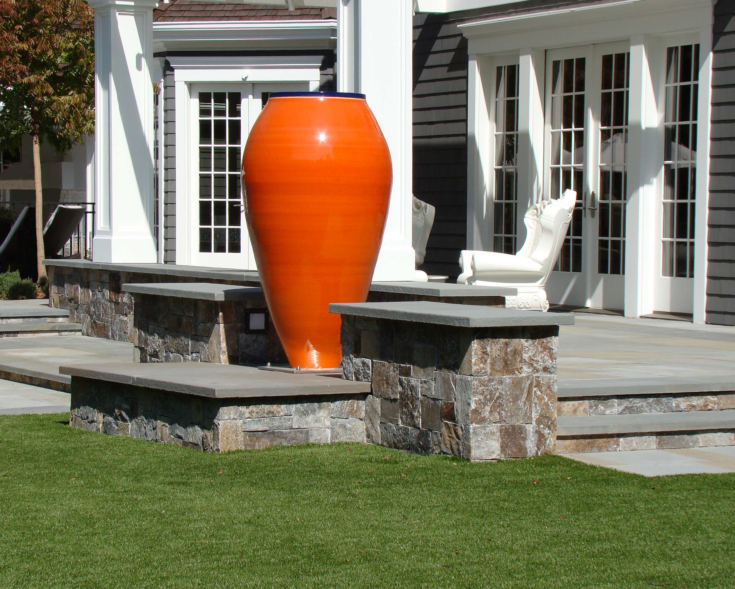 Urns Hold Huge Potential for Garden Decorating, image size:2560x2050