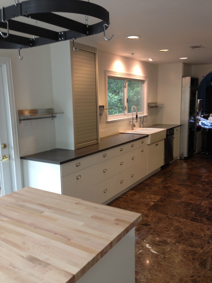 Kitchen - kitchen idea in Austin