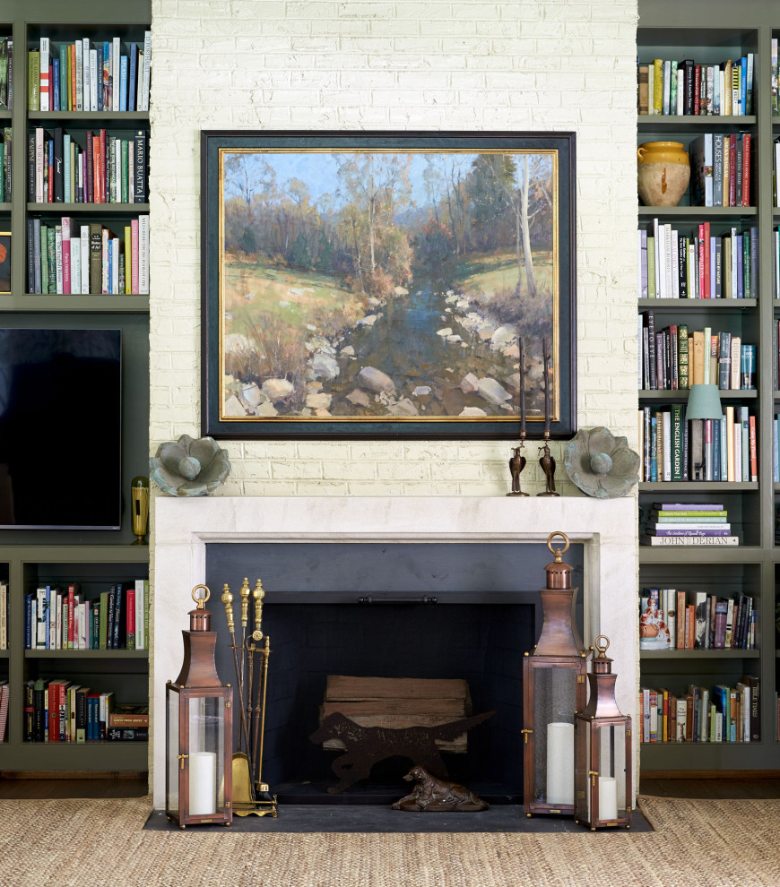 Foto på ett mellanstort lantligt separat vardagsrum, med ett bibliotek, beige väggar och en inbyggd mediavägg