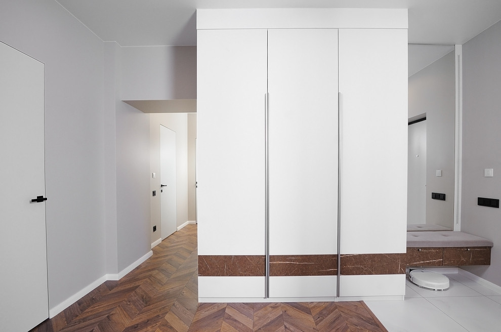 На фото: входная дверь среднего размера в современном стиле с серыми стенами, одностворчатой входной дверью и белой входной дверью с