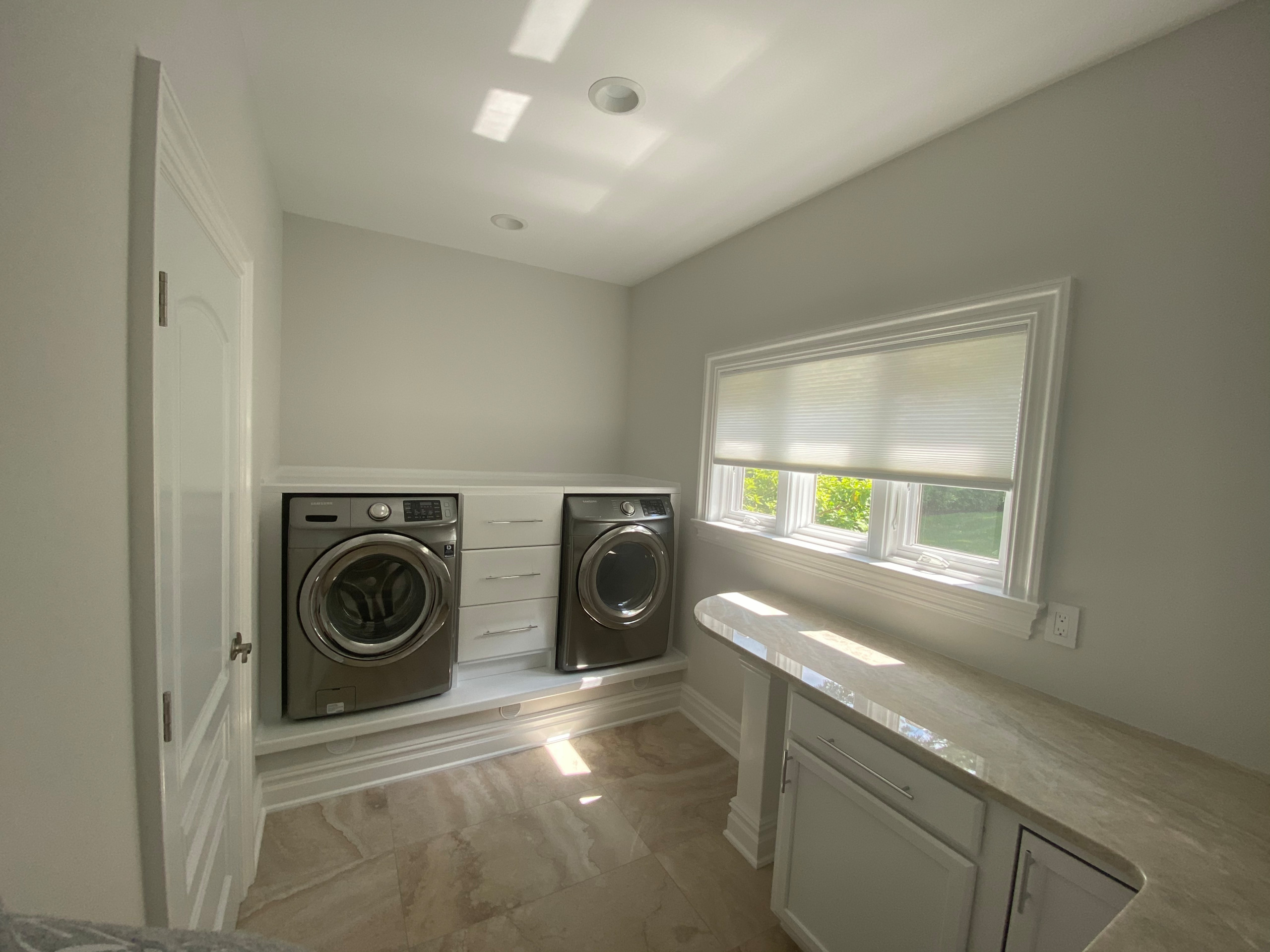 BEAUTIFUL QUART COUNTER TOPS IN CUSTOM DESIGNED LAUNDRY ROOM