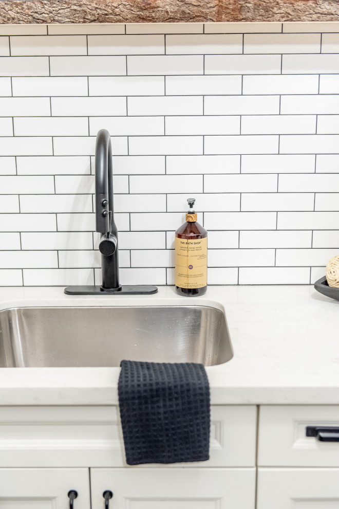 Transitional home design photo in Toronto