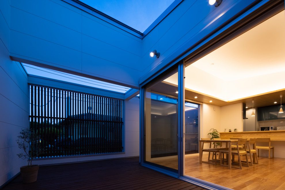Moderner Patio im Innenhof mit Dielen in Tokio Peripherie