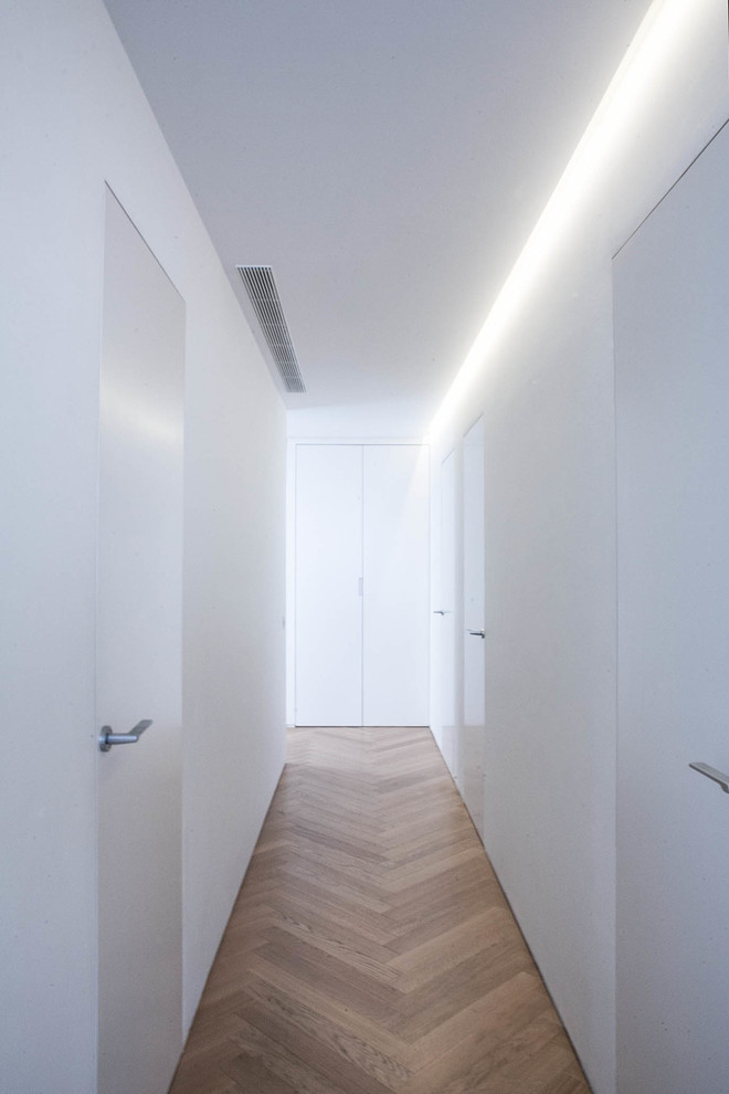 Design ideas for a contemporary hallway in Valencia.