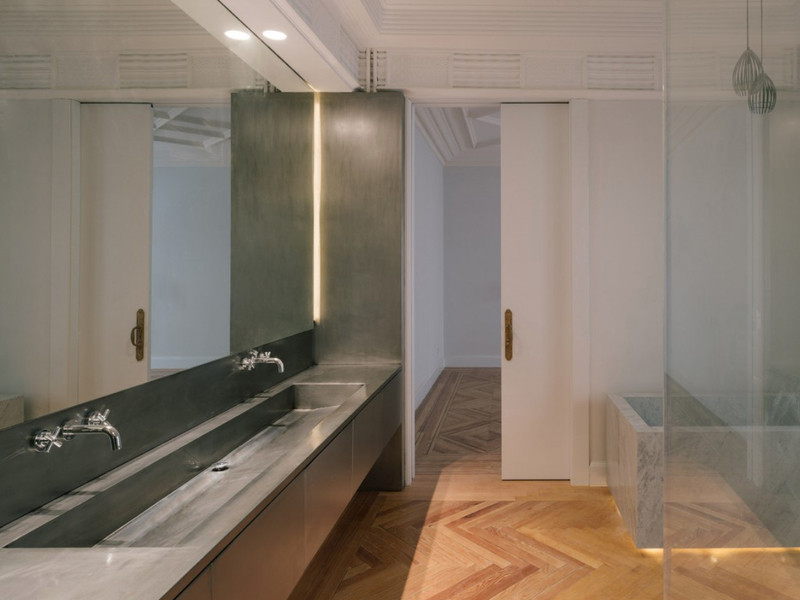 На фото: главная ванная комната среднего размера в стиле модернизм с открытыми фасадами, серыми фасадами, отдельно стоящей ванной, открытым душем, столешницей из цинка, серой столешницей, тумбой под две раковины и встроенной тумбой с