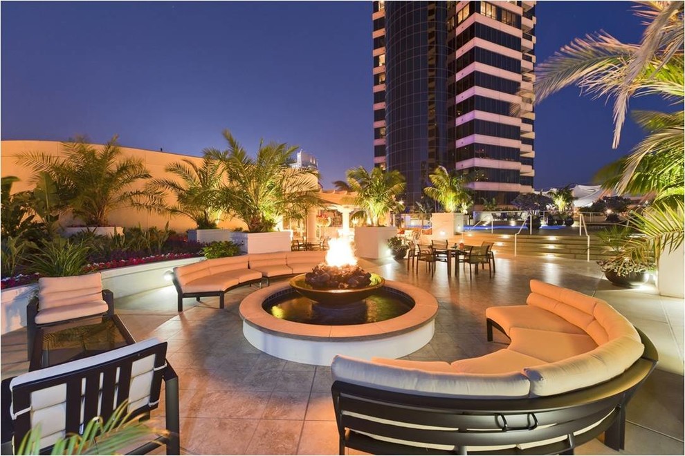 Home design - contemporary home design idea in Orange County