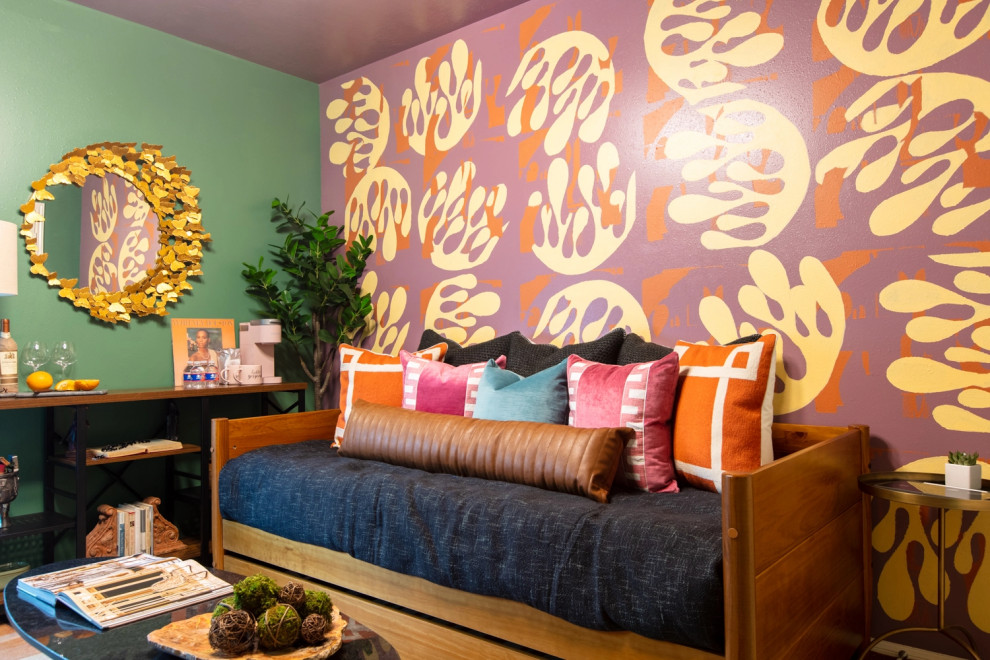 Стильный дизайн: маленькая гостевая спальня (комната для гостей) в морском стиле с зелеными стенами, ковровым покрытием и бежевым полом для на участке и в саду - последний тренд