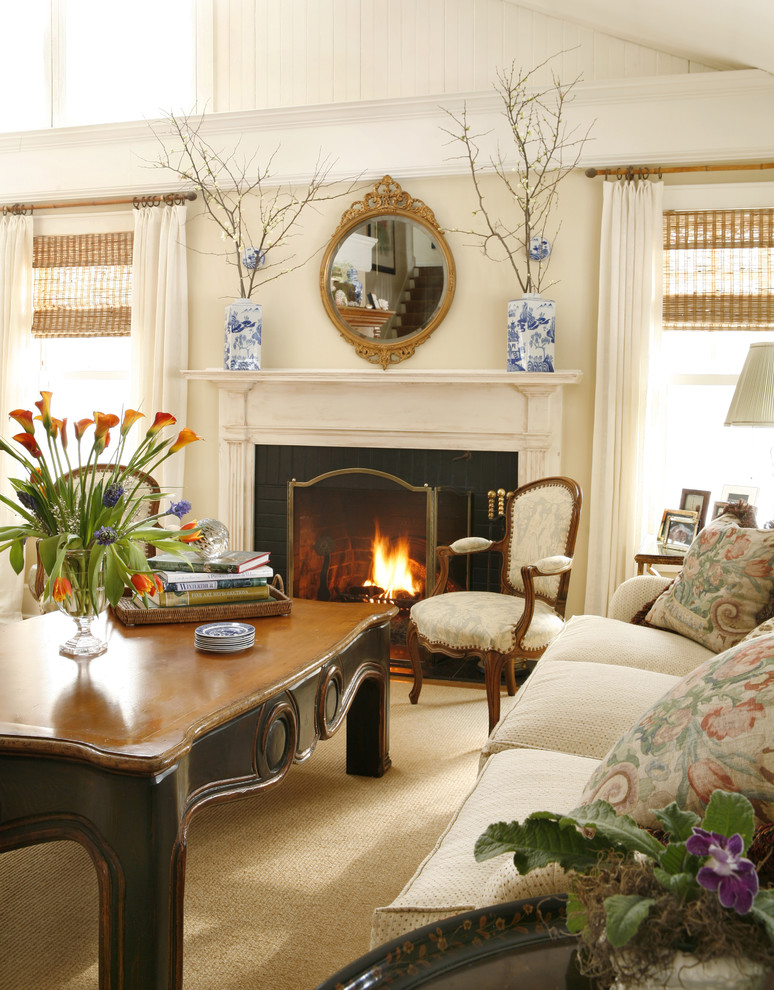 Design ideas for a traditional living room in Philadelphia.