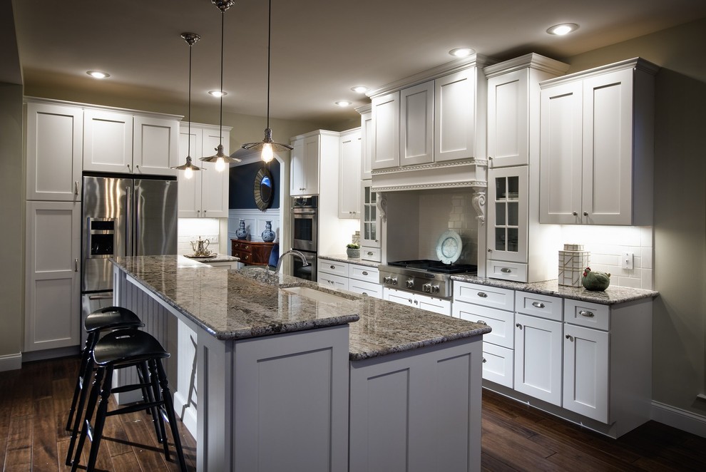 Kitchen - transitional kitchen idea in Miami