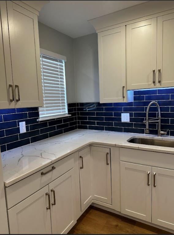 Transitional kitchen photo in Newark