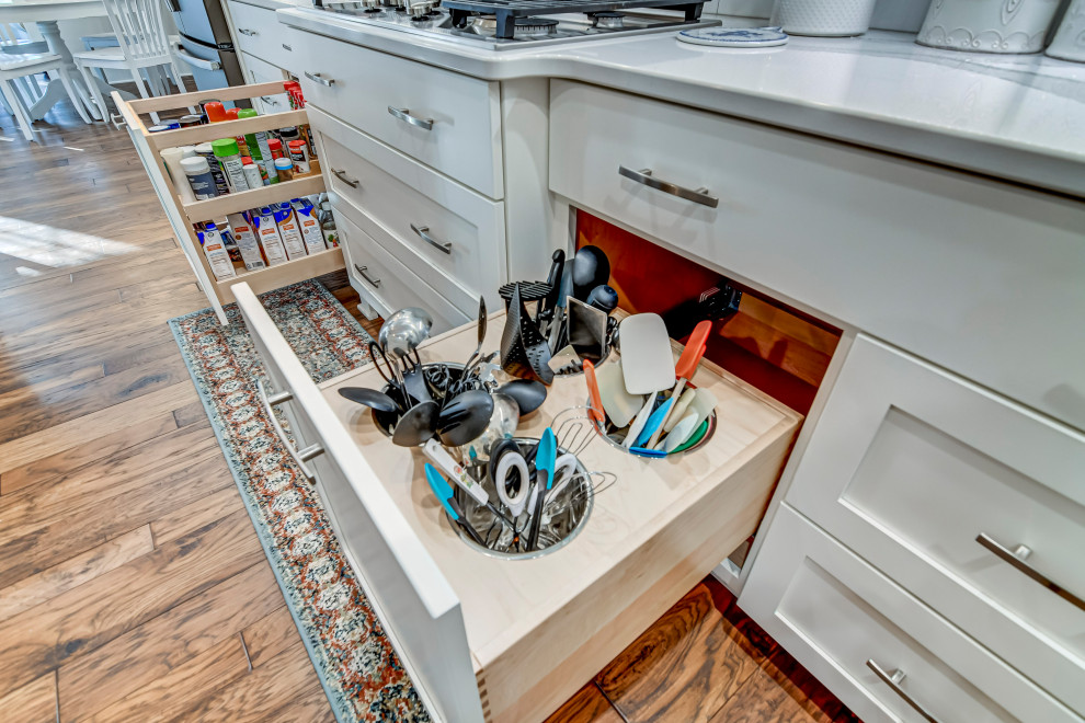 Kitchen - transitional kitchen idea in Chicago