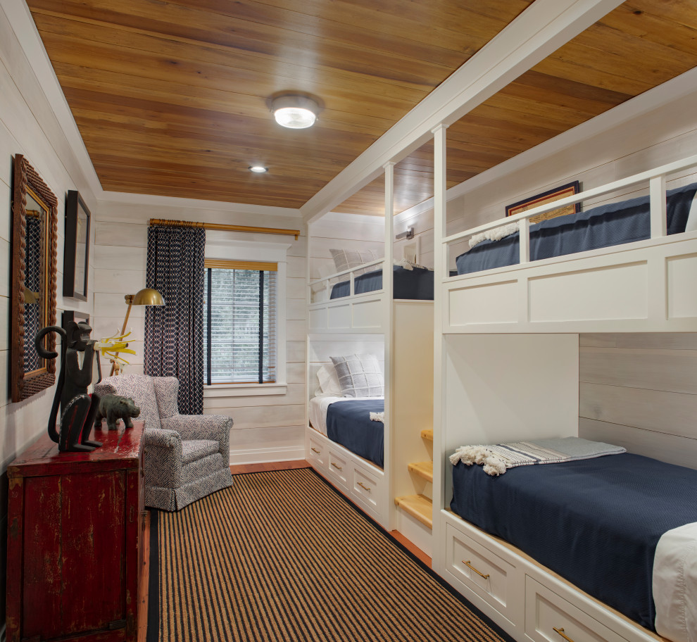 Стильный дизайн: гостевая спальня (комната для гостей) в морском стиле с камином - последний тренд