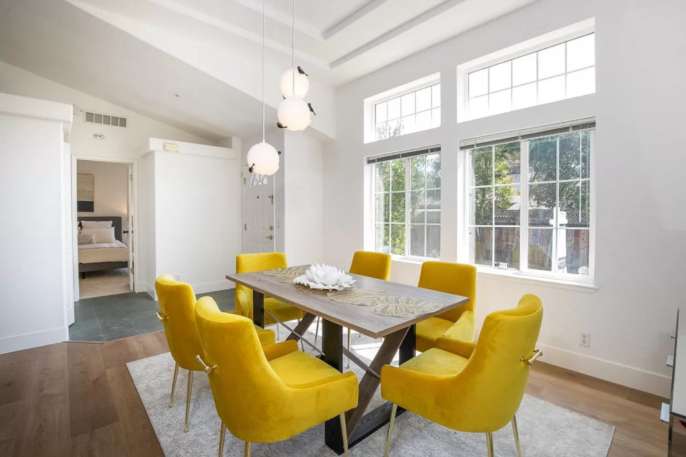Cette image montre une salle à manger design de taille moyenne avec un mur blanc, parquet clair, un sol beige, un plafond décaissé et différents habillages de murs.