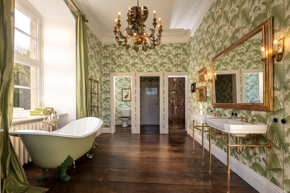 Идея дизайна: большая ванная комната в классическом стиле