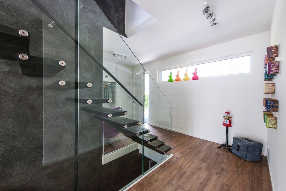 Gerades, Mittelgroßes Modernes Treppengeländer Glas mit gebeizten Holz-Treppenstufen und offenen Setzstufen in Hamburg