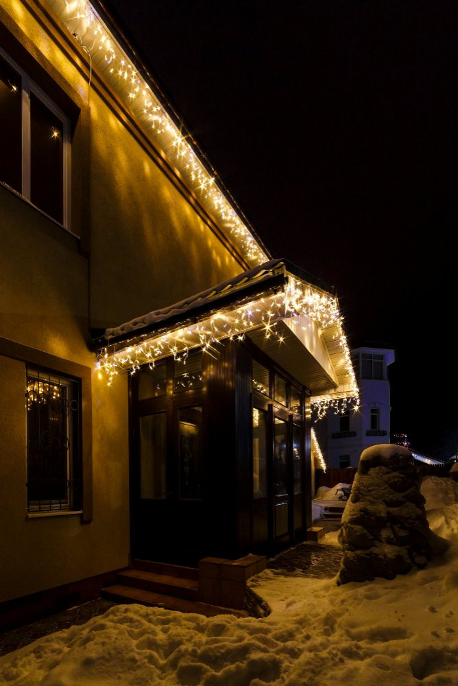 Новогоднее украшение сада и коттеджа