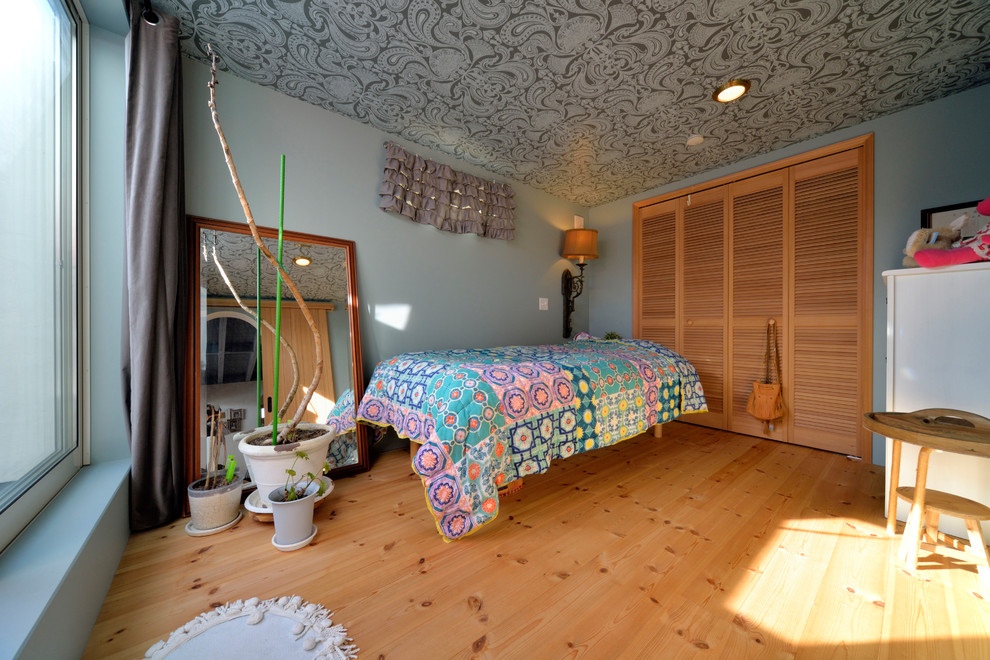 他の地域にあるアジアンスタイルのおしゃれな寝室 (青い壁、無垢フローリング、茶色い床) のレイアウト