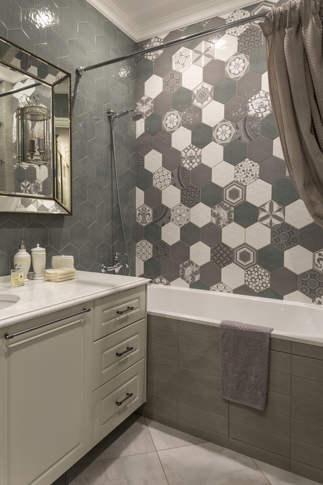 Design ideas for a transitional master bathroom in Moscow with an alcove tub, a shower/bathtub combo, gray tile, an undermount sink and a shower curtain.