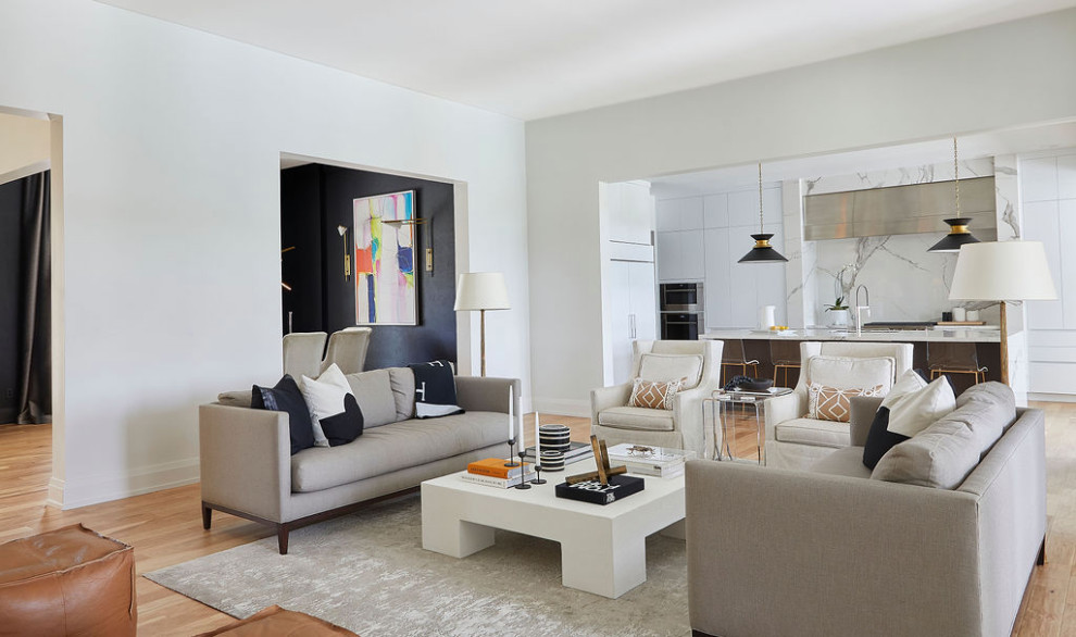 Ejemplo de sala de estar abierta contemporánea grande con paredes blancas y suelo de madera oscura