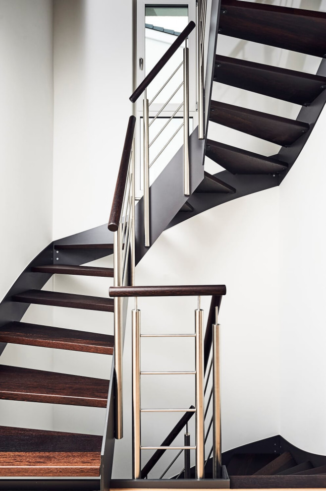 Консольная лестница в темных тонах