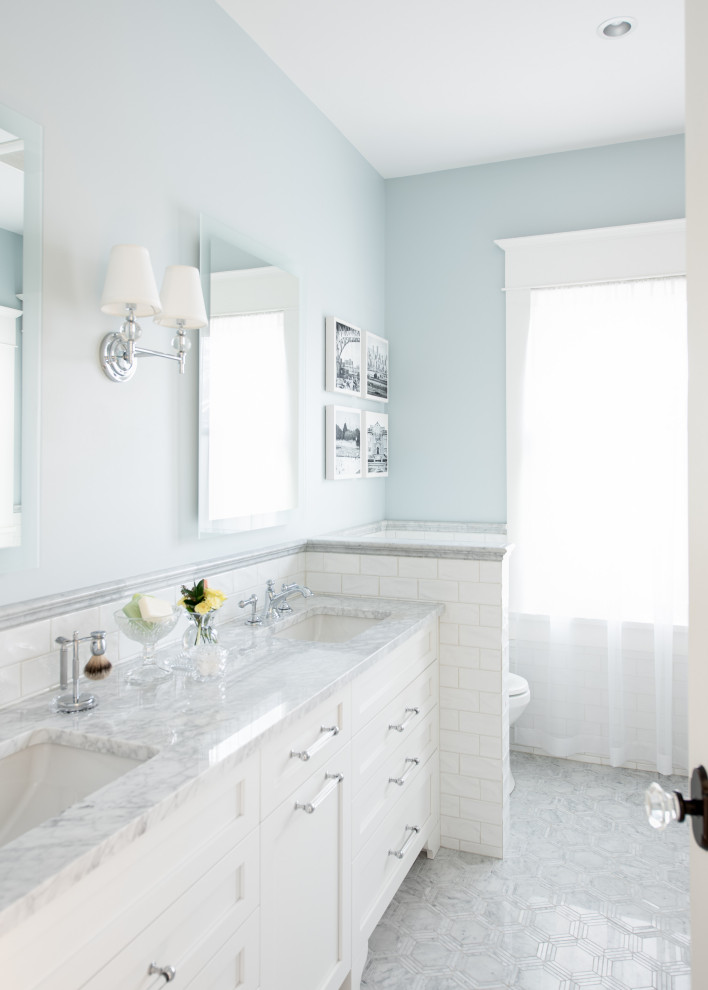 Großes Klassisches Badezimmer En Suite mit Glasfronten, freistehender Badewanne, Toilette mit Aufsatzspülkasten, Zementfliesen für Boden, Quarzwerkstein-Waschtisch, grauem Boden, bunter Waschtischplatte, Doppelwaschbecken und eingebautem Waschtisch in Vancouver