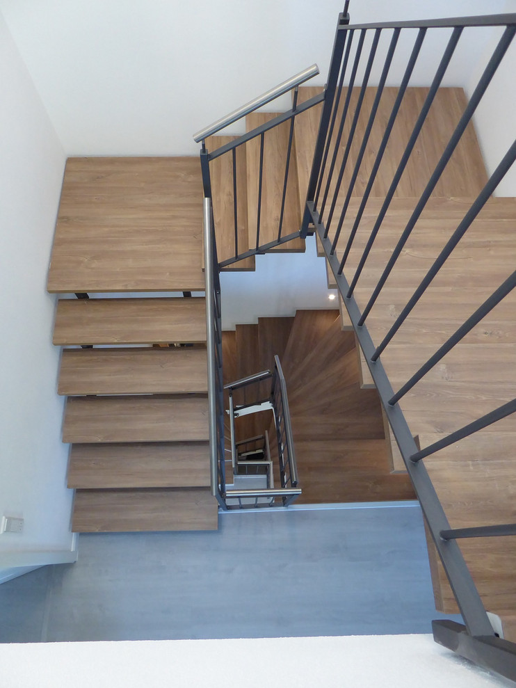 Inspiration for an expansive contemporary wood u-shaped staircase in Frankfurt with mixed railing.