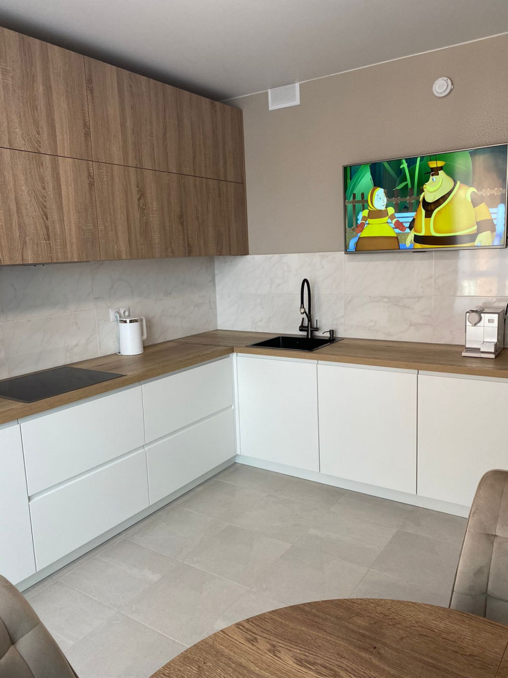 Светлая большая угловая кухня в белом и желтом цвете