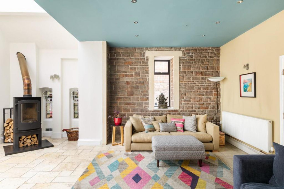 Idee per un soggiorno contemporaneo con pareti beige, pavimento in travertino, stufa a legna e pavimento beige