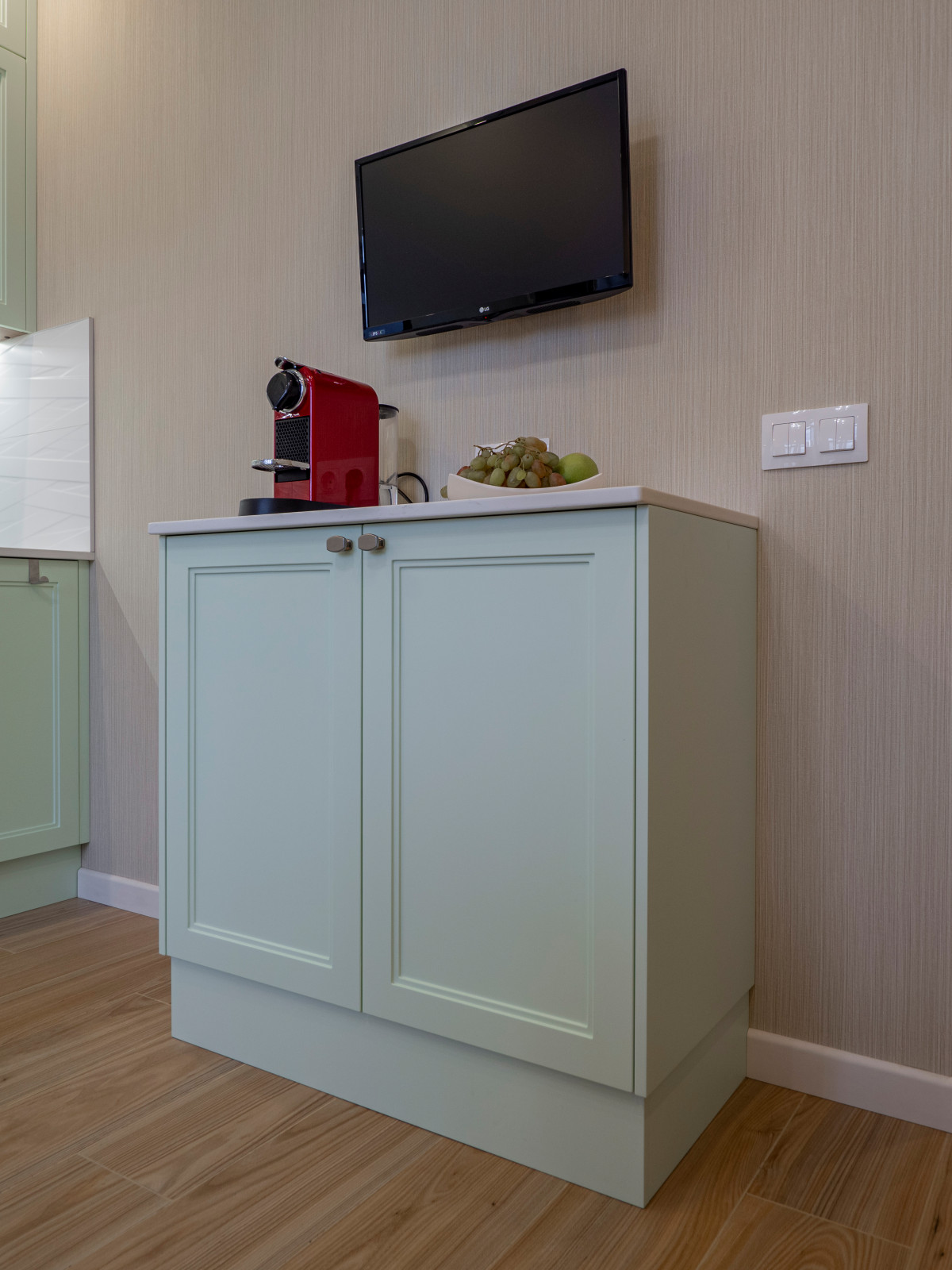 Нежная светло-мятная кухня в стиле неоклассика