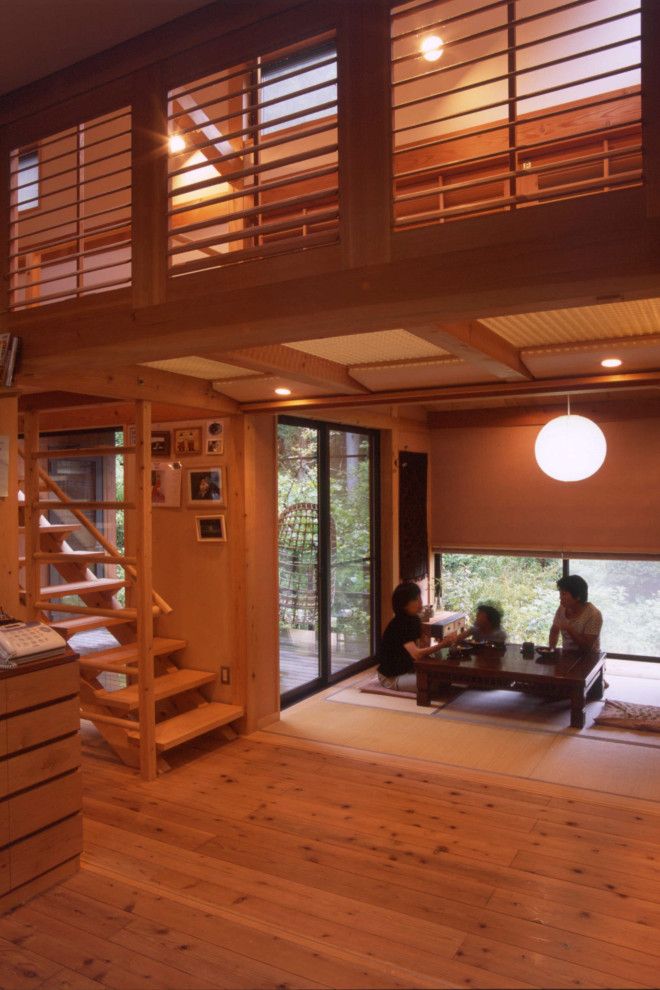 Exempel på ett mellanstort allrum med öppen planlösning, med rosa väggar, tatamigolv och brunt golv