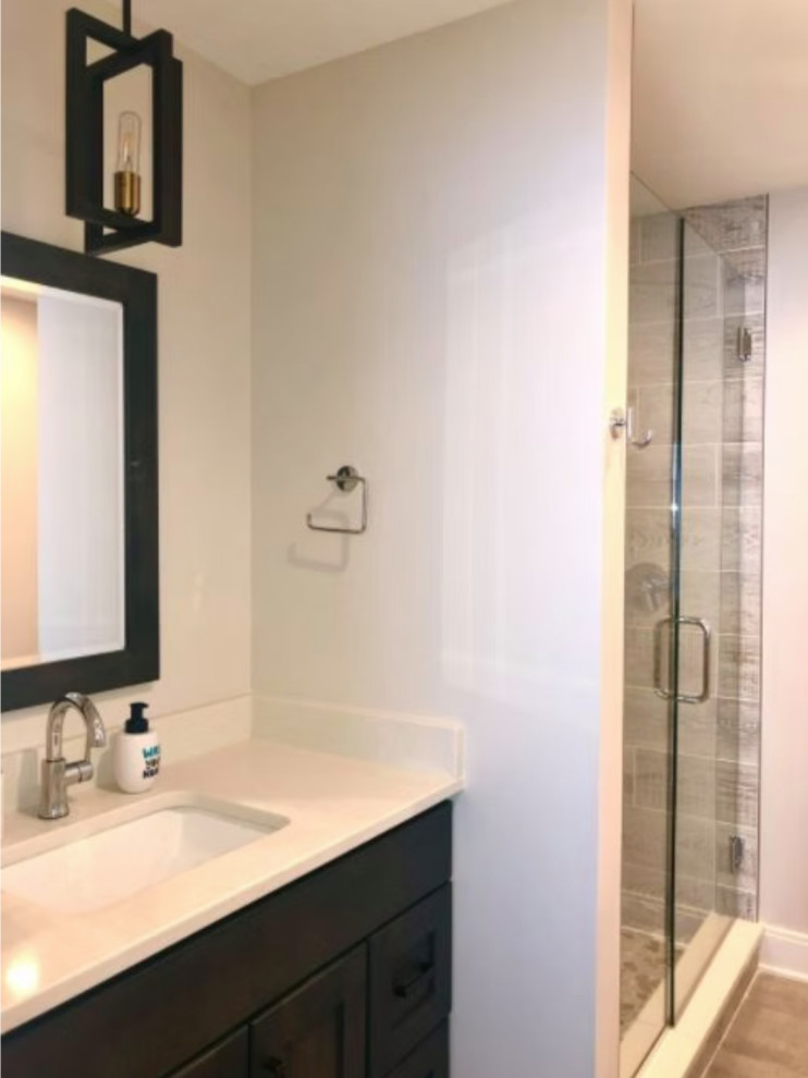 Example of a transitional bathroom design in Chicago