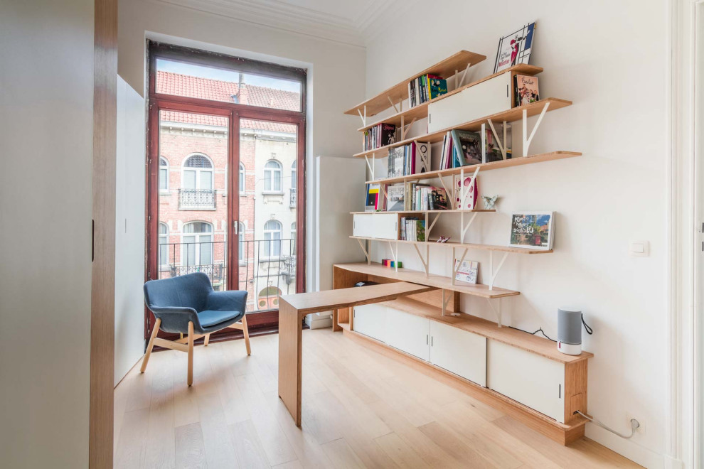 パリにある高級な中くらいなコンテンポラリースタイルのおしゃれなホームオフィス・書斎 (ライブラリー、白い壁、淡色無垢フローリング、暖炉なし、造り付け机、ベージュの床、折り上げ天井) の写真