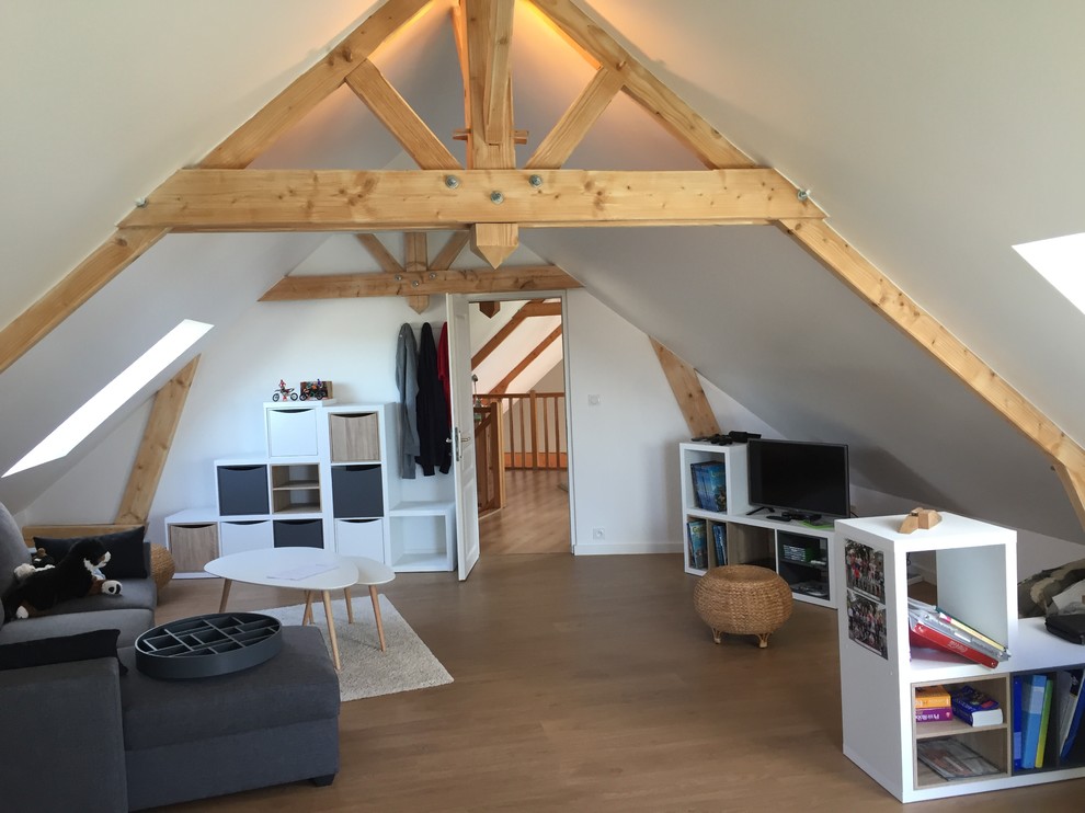 Photo of a scandinavian family room in Le Havre with white walls.